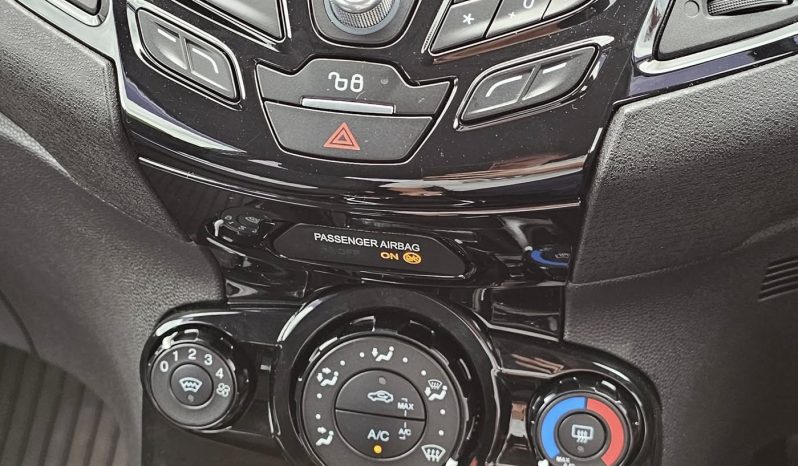
								2015 Ford Fiesta 1.0 zetec, Petrol full									